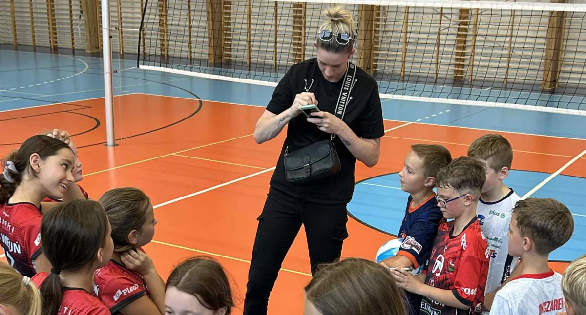 Na zdjęciu atakująca reprezentacji Polski, Magdalena Stysiak rozdająca młodym siatkarzom i siatkarkom autografy podczas treningu WKSu Wieluń/fot. archiwum prywatne Tomasza Stysiaka (wszystkie)
