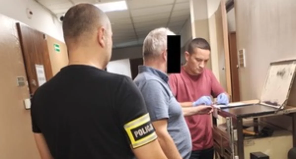 Zdjęcie z zatrzymania 61-letniego oszusta, próbującego okraść małżeństwo seniorów metodą „na listonosza” i „na policjanta” jednocześnie / fot.: KPP w Radomsku