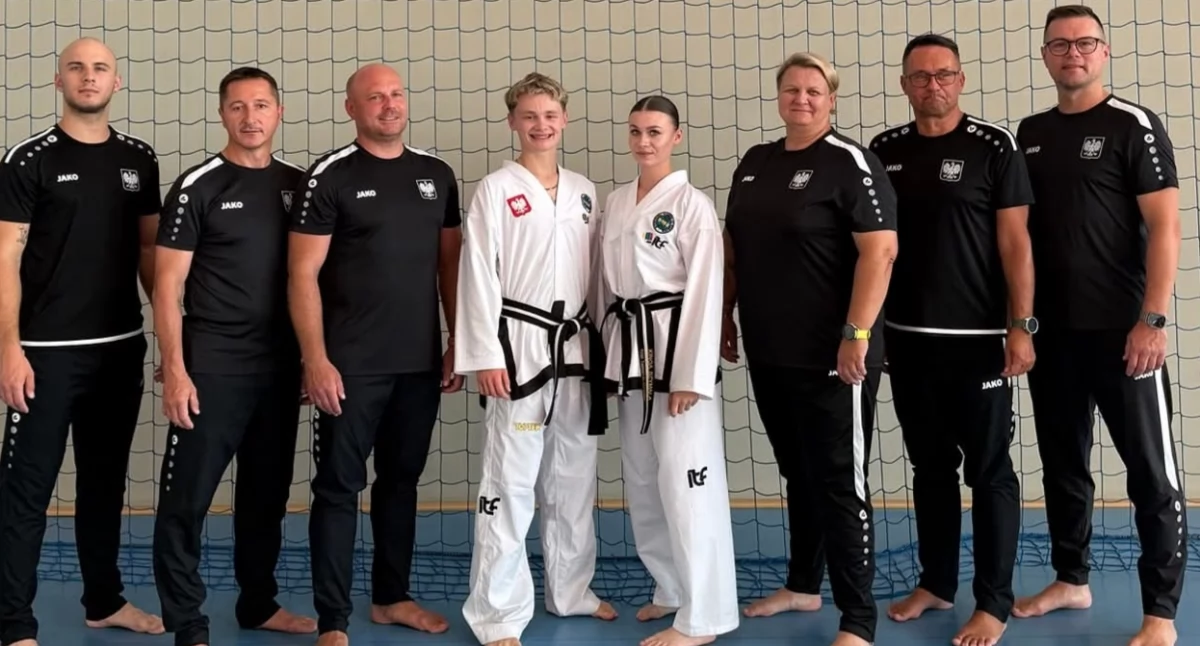 Na zdjęciu Piotr Nagielski oraz Kinga Szymala (białe stroje), reprezentanci LKS Victorii Działoszyn na Mistrzostwach Świata Tekwon-do Poreć 2025/fot. LKS Victoria Działoszyn 