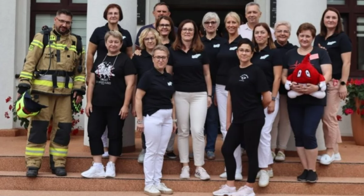 Honorowa wspinaczka po schodach w Zespole Szkół Centrum Kształcenia Rolniczego w Lututowie / fot.: archiwum szkoły