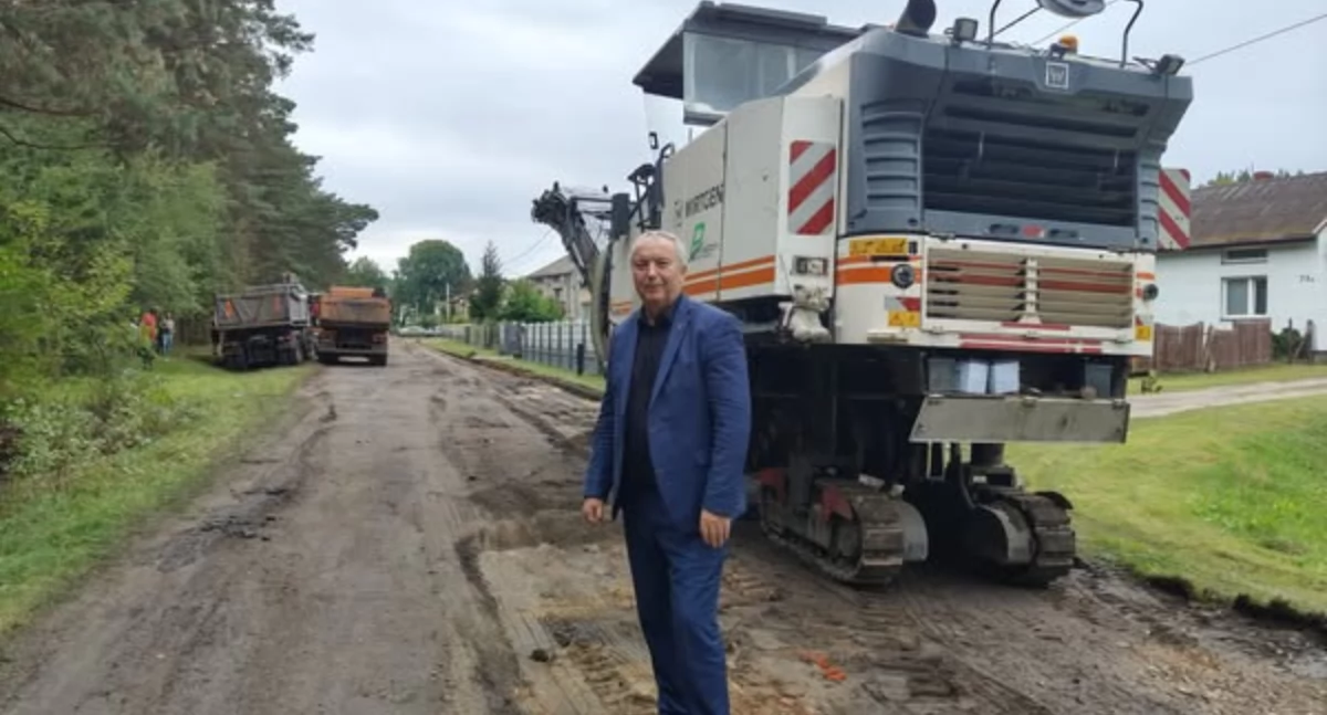 Na zdjęciu starosta pajęczański Paweł Sikora na miejscu inwestycji drogowej w Patrzykowie – droga powiatowa 3510E / fot.: archiwum Powiatu Pajęczańskiego