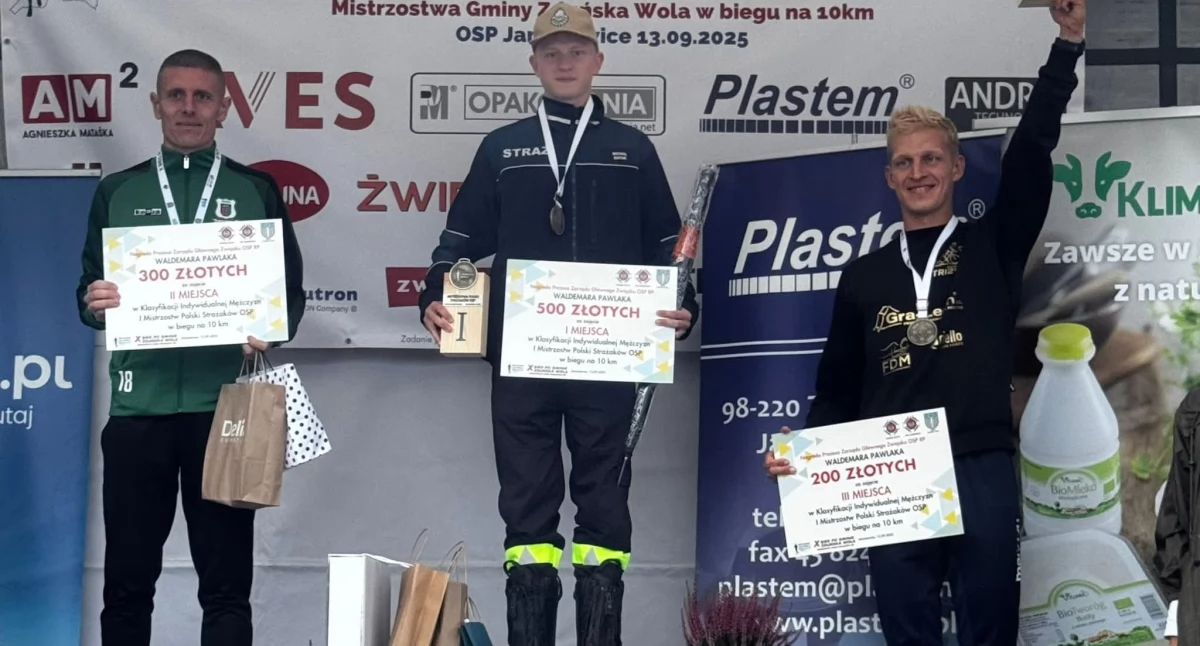 Na zdjęciu Michał Bator (Wieluń Biega/CKS Budowlani Częstochowa) na najwyższym stopniu podium w Mistrzostwach Polski strażaków ochotników/fot. Dominika Bator