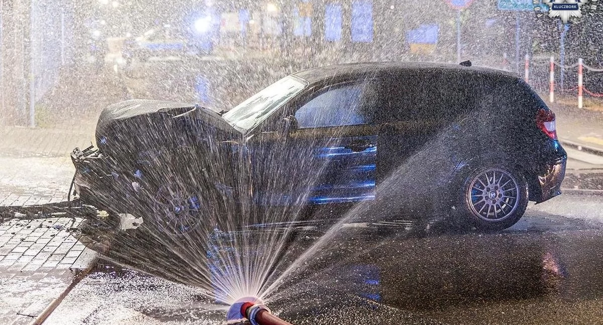 Na zdjęciu bmw, którego kierowca uderzył w budynek / Fot. KPP Kluczbork