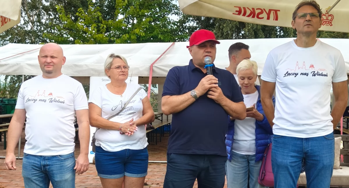 Na zdjęciu członkowie Stowarzyszenia Łączy Nas Wieluń na czele z burmistrzem Wielunia – Pawłem Okrasą, który otworzył sobotnie granie dla Maksia Mazurka z Działoszyna w sobotni poranek/fot. Łukasz Płuciennik (wszystkie)