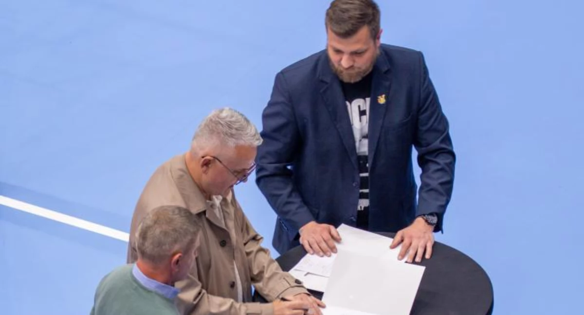 Na zdjęciu od lewej: prezes WKSu Wieluń – Mariusz Grabczak, Przemysław Wojciech Rozdolski właściciel Młodych Gigantów Siatkówki oraz wicestarosta powiatu wieluńskiego – Krzysztof Dziuba podczas podpisywania umowy na rozegranie turnieju Tauron Młodzi Giganci Siatkówki/fot. Martyna Preś, Tomasz Matusiak 