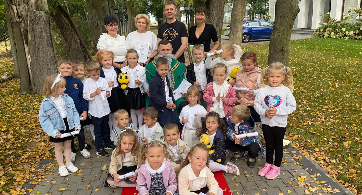 Na zdjęciu grupa przedszkolaków z Kraszkowic „Pszczółki” w towarzystwie „Jana Kochanowskiego” w Dniu Narodowego Czytania 2025 / fot.: archiwum Zespołu Szkolno-Przedszkolnego w Kraszkowicach 