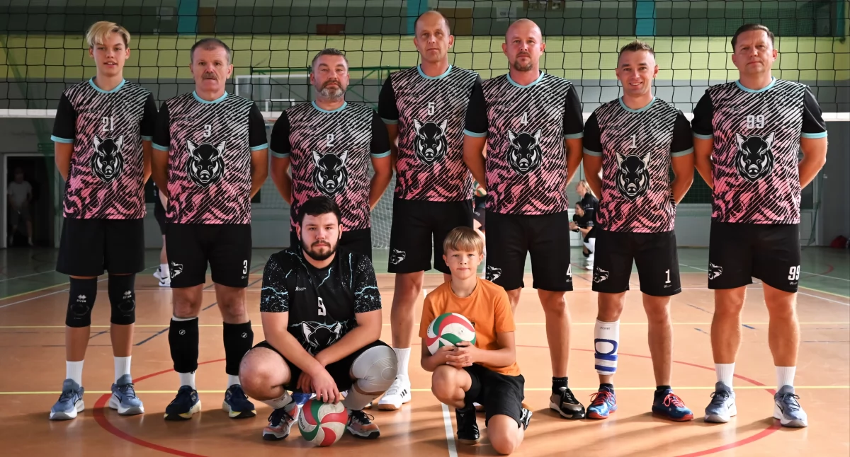 Na zdjęciu drużyna Dziki Krzyworzeka, jeden z liderów tegorocznych rozgrywek Wieruszowskiej Powiatowej Ligi Siatkówki/fot.WPLS (wszystkie)