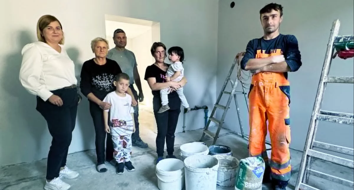 Na zdjęciu rodzina Zjawionych z Marchewek w gminie Siemkowice wraz z przyjaciółmi i ludźmi dobrej woli, zaangażowanymi w bezinteresowną pomoc przy remoncie domu / fot.: Sławomir Rajch