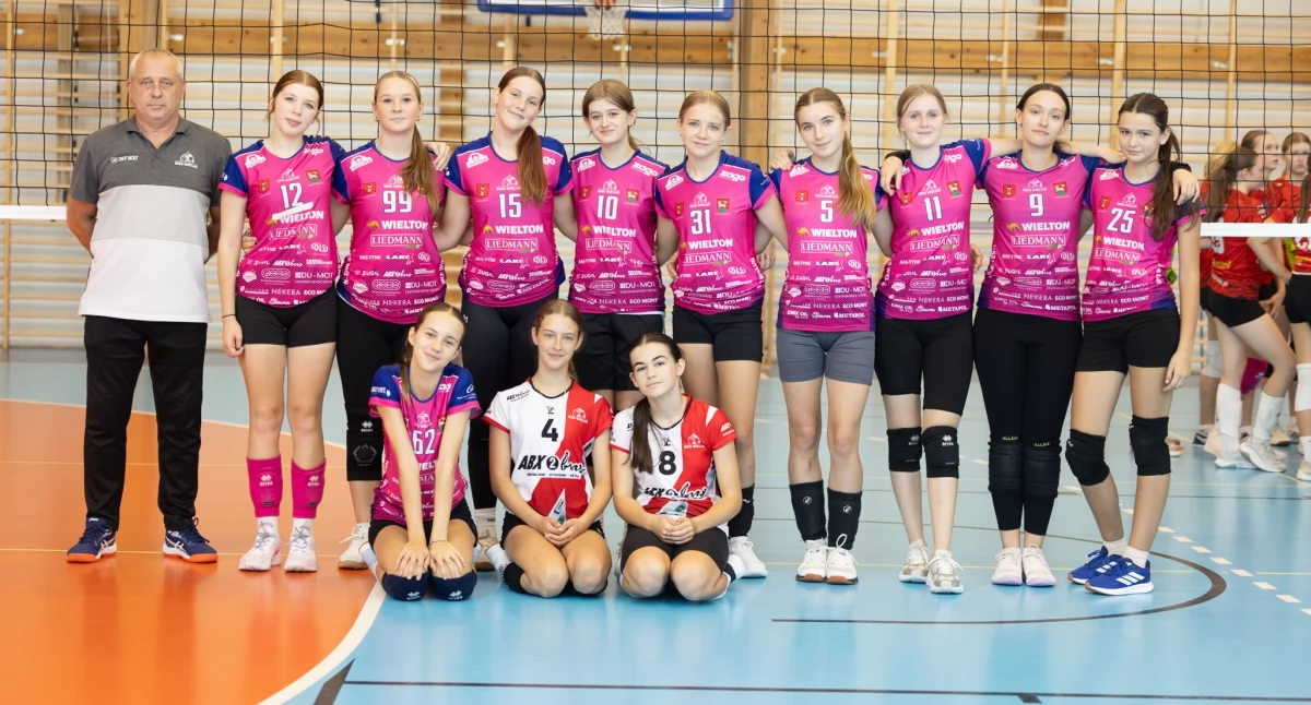Na zdjęciu siatkarki WKSu Wieluń wraz z trenerem Robertem Parnowskim/fot. Martyna Preś (wszystkie)