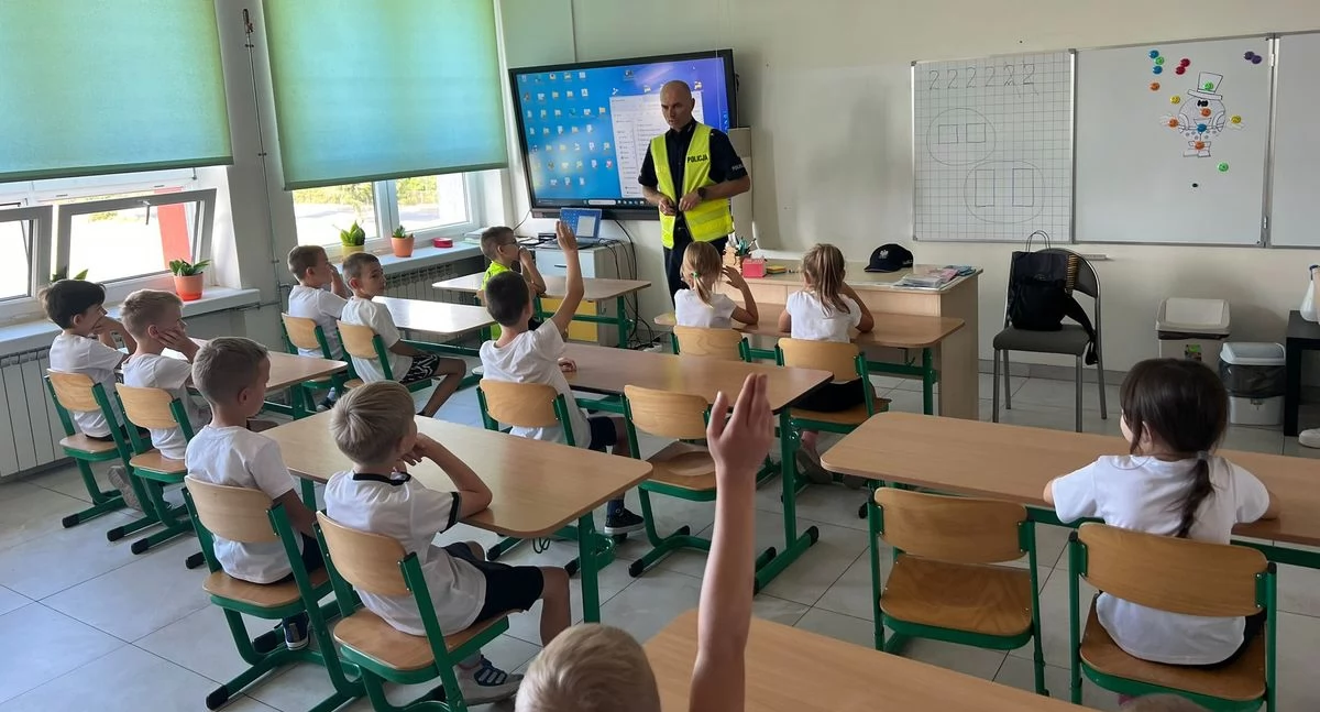 Na zdjęciu fragment spotkania z uczniami klas pierwszych / Fot. KPP Wieruszów