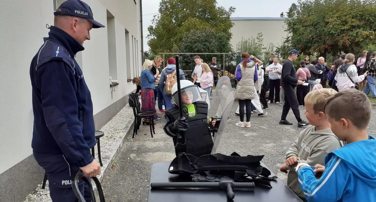 Zdjęcie z imprezy plenerowej w Powiatowym Młodzieżowym Domu Kultury i Sportu w Wieluniu/fot.: KPP w Wieluniu