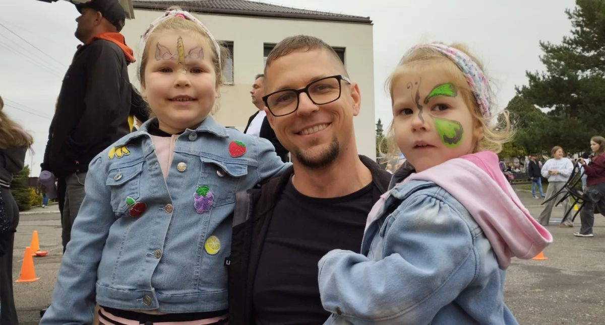 Na zdjęciu Grzegorz Urbaniak z Wielunia z córkami podczas jesiennego pikniku „Święto ziemniaka” w PMDKiS / fot.: Joanna Major