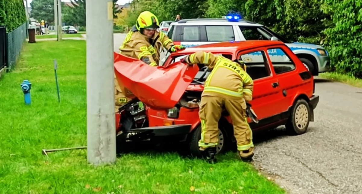 Zdjęcie z miejsca kolizji drogowej w Praszce, gdzie 54-latka, kierująca Fiatem 126 p. uderzyła w słup / fot.: OSP w Praszce