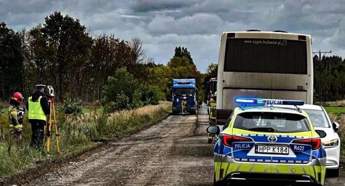 Zdjęcie z wypadku w Białej pod Częstochową (pow. kłobucki), gdzie zderzyły się trzy pojazdy – autokar, bus i samochód osobowy / fot.: OSP KSRG Biała