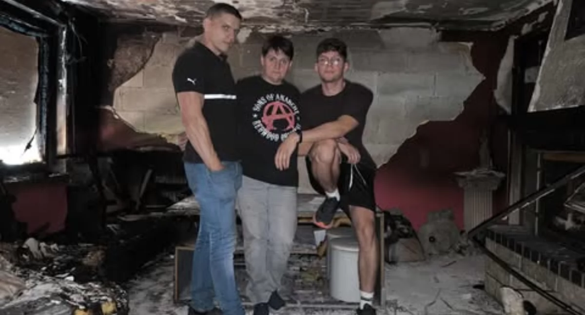 Na zdjęciu Małgorzata Królikowska ze Starego Bugaju z synami na zgliszczach domu spalonego przez byłego partnera / fot.: archiwum prywatne