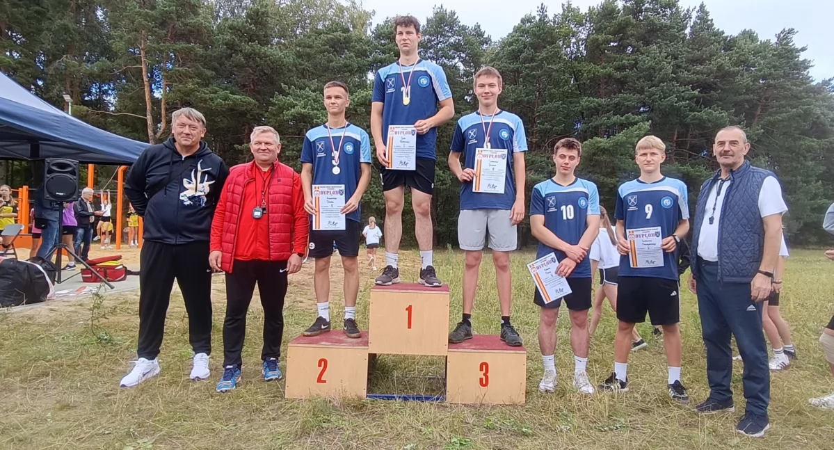 Na zdjęciu medaliści w Indywidualnych Biegach Przełajowych w powiecie pajęczańskim/fot. Powiat Pajęczański 