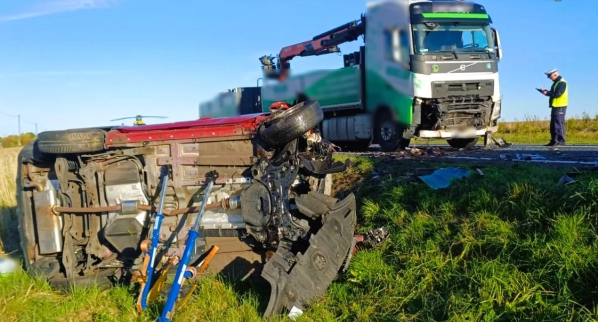Zdjęcie z tragicznego wypadku na DK43, gdzie auto zderzyło się czołowo z ciężarówką. Dwie ofiary śmiertelne. Trzecia kobieta w szpitalu / fot.: Policja Śląska