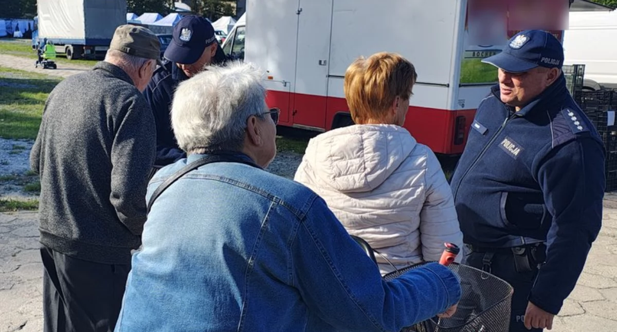 Na zdjęciu fragment spotkania z seniorami na miejskim targowisku w Wieruszowie / Fot. KPP Wieruszów