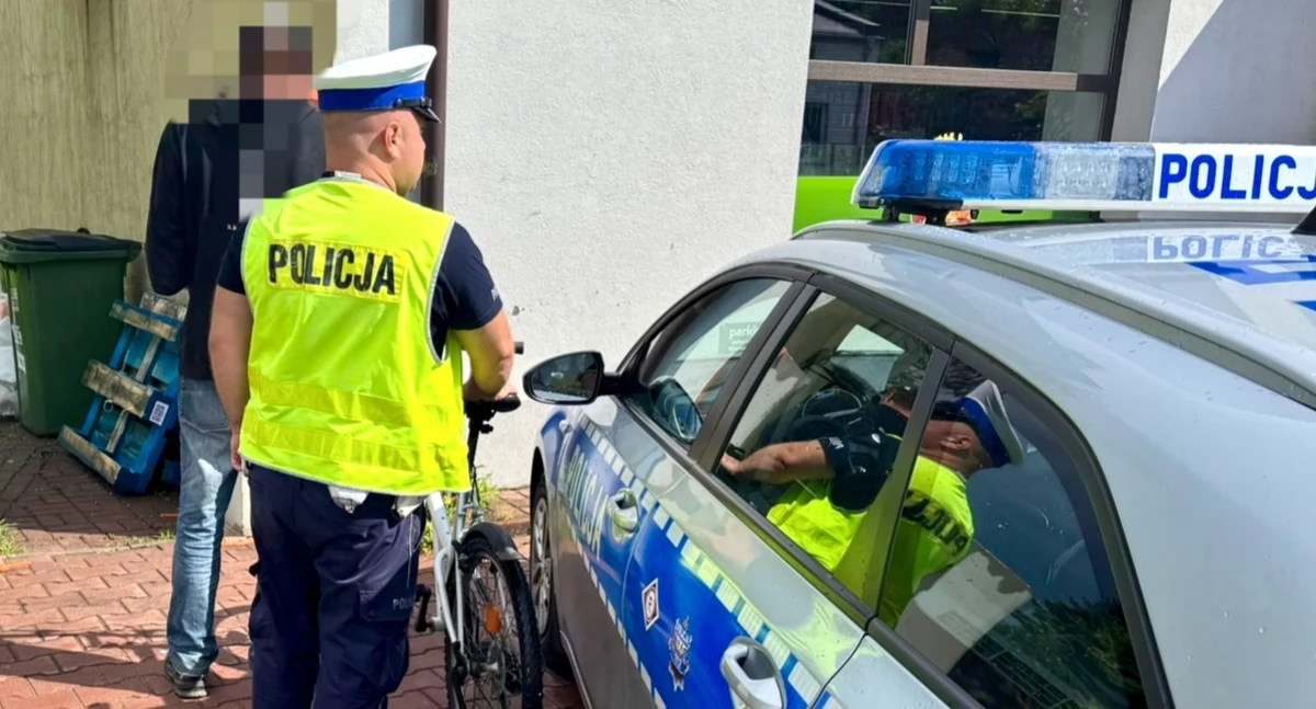 Na zdjęciu moment zatrzymania jednego z pijanych rowerzystów / Fot. KPP Łask