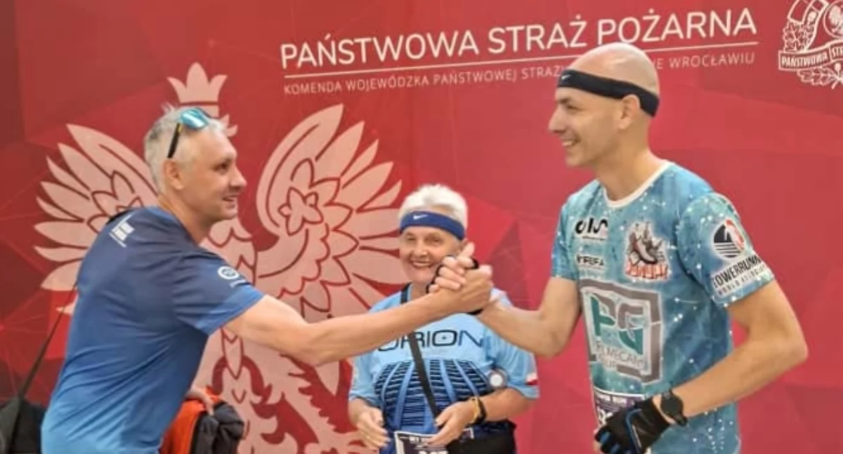 Na zdjęciu między innymi Marek Martyniak wspólnie z mamą Bożeną, mistrzynią Polski w biegu po schodach w kategorii wiekowej K70/fot. archiwum prywatne Marka Martyniaka 