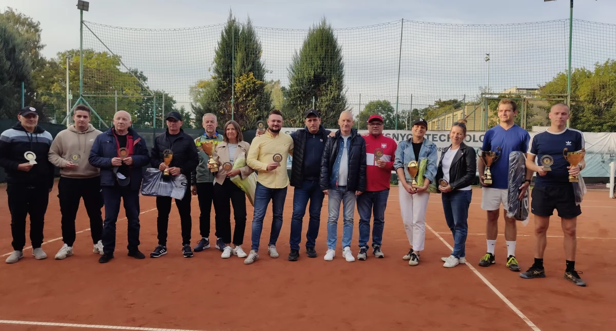 Na zdjęciu finaliści mistrzostw Wielunia wraz z burmistrzem Pawłem Okrasą oraz sponsorami/fot. Łukasz Płuciennik (wszystkie)