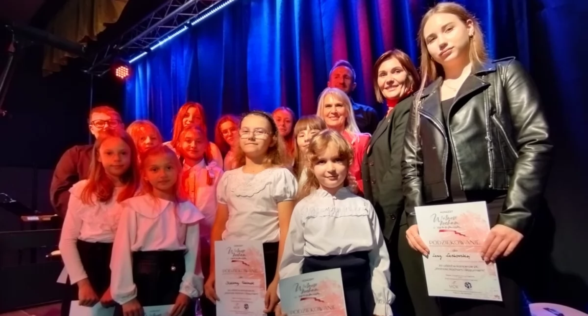 Zdjęcie z koncertu pt. „Wolność kocham i rozumiem” w Pajęcznie z okazji 80. rocznicy zakończenia II wojny światowej. Owacje na stojąco zebrał zespół wokalny ogniska muzycznego / fot.: Joanna Major