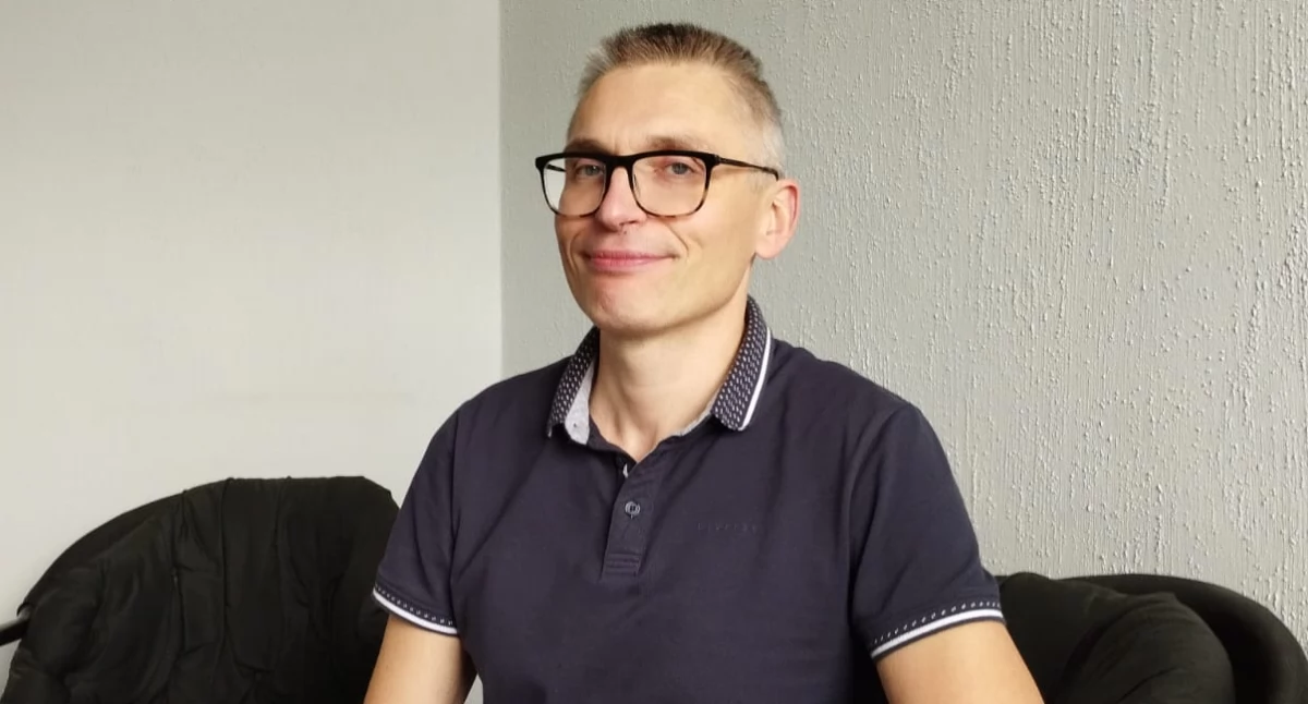 Na zdjęciu dr Wojciech Ordon wyjaśnia tajniki działania video cystoskopu i przedstawia korzyści płynące z badania tym nowoczesnym urządzeniem / fot.: Joanna Major