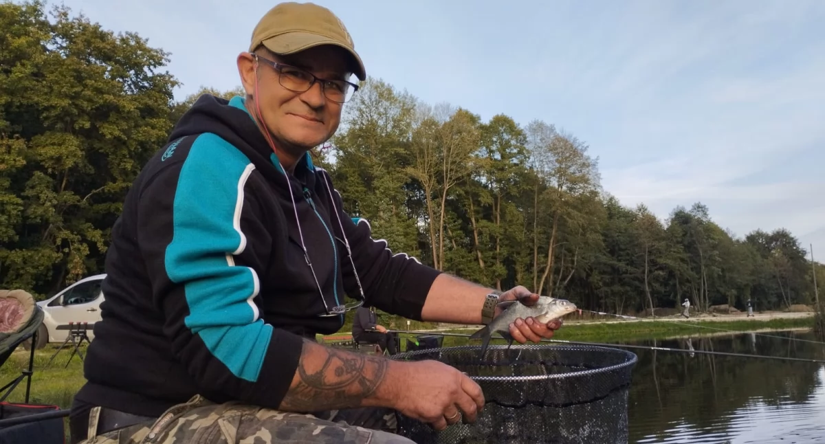 Zdjęcie z towarzyskich zawodów wędkarskich o Puchar Burmistrza Miasta i Gminy Działoszyn Rafała Draba. Zdobywca pucharu w kategorii spławik – Sławomir Jakubowski i jego leszczyk / fot.: Joanna Major