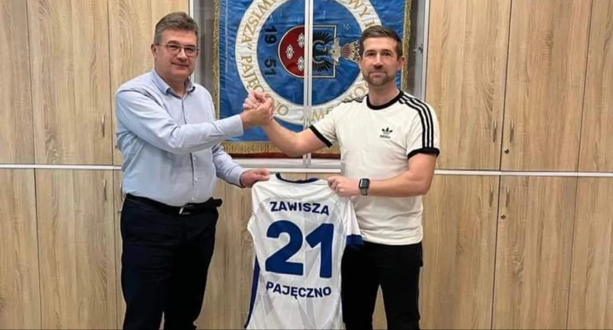 Na zdjęciu od lewej: burmistrz Pajęczna – Dariusz Tokarski oraz były już szkoleniowiec Zawiszy Pajęczno, Mateusz Łuczak/fot. Zawisza Pajęczno 