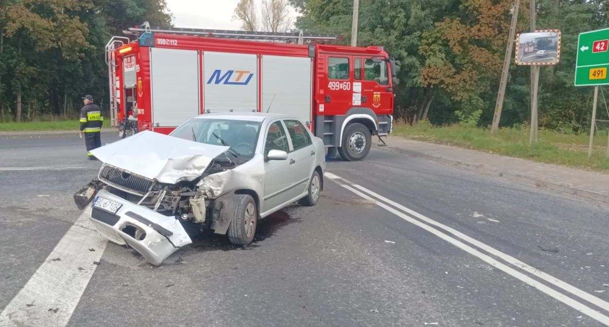 Zdjęcie z miejsca zderzenia osobówki z autobusem w Raciszynie na ul. Częstochowskiej / fot.: Krzysztof Bularz