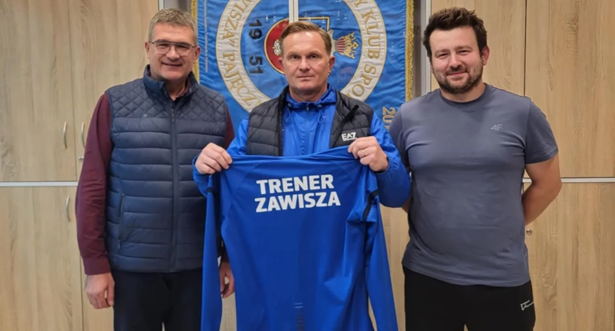 Na zdjęciu od lewej: burmistrz Pajęczna - Dariusz Tokarski, nowy szkoleniowiec Zawiszy - Grzegorz Bondar oraz prezes pajęczańskiego klubu - Michał Sonda/fot. Zawisza Pajęczno 