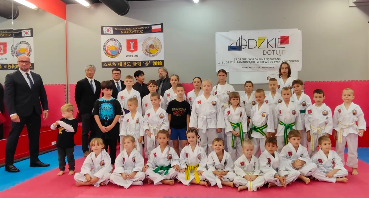 Na zdjęciu część zawodników Taekwon-do SKT.Nuedźwiedź wraz z trenerem, delegacją z Korei Południowej oraz burmistrzem/fot. Łukasz Płuciennik (wszystkie)