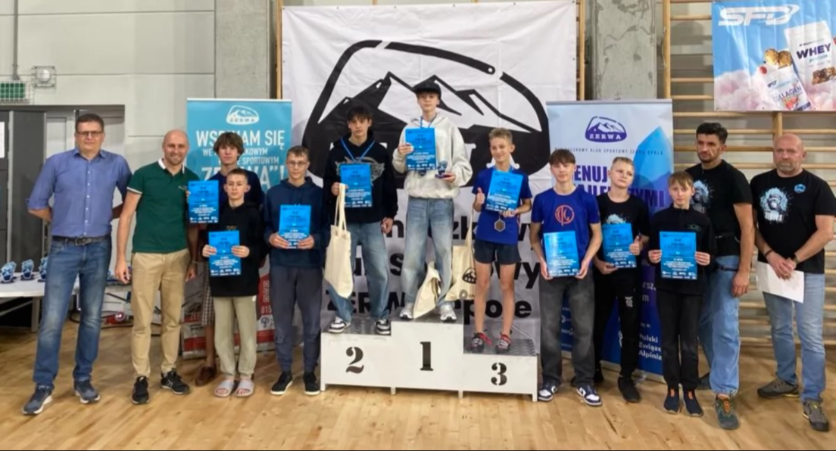 Na pierwszym stopniu podium na załączonym zdjęciu – Janek Strzelczyk zwycięzca w kategorii Młodzika/fot. archiwum prywatne Sławomir Strzelczyk 