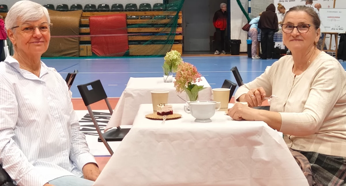 Podczas Festiwalu Zdrowia w Wieluniu seniorzy mogli spędzić czas również przy kawie i cieście co widać na załączonym zdjęciu/fot. Łukasz Płuciennik (wszystkie)