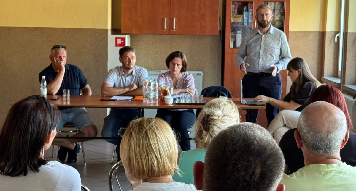 Zdjęcie z zebrania wiejskiego w Bielikach (gm. Sulmierzyce) w sprawie sprzeciwu wobec rozszerzenia listy kodów odpadów, którymi można zasypać wyrobisko / fot.: Sławomir Rajch