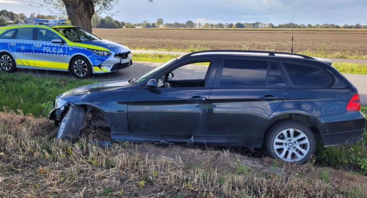 Zdjęcie z miejsca kolizji w gminie Sokolniki. Pijany kierowca BMW, bez prawa jazdy i przeglądu wpadł do rowu / fot.: KPP w Wieruszowie
