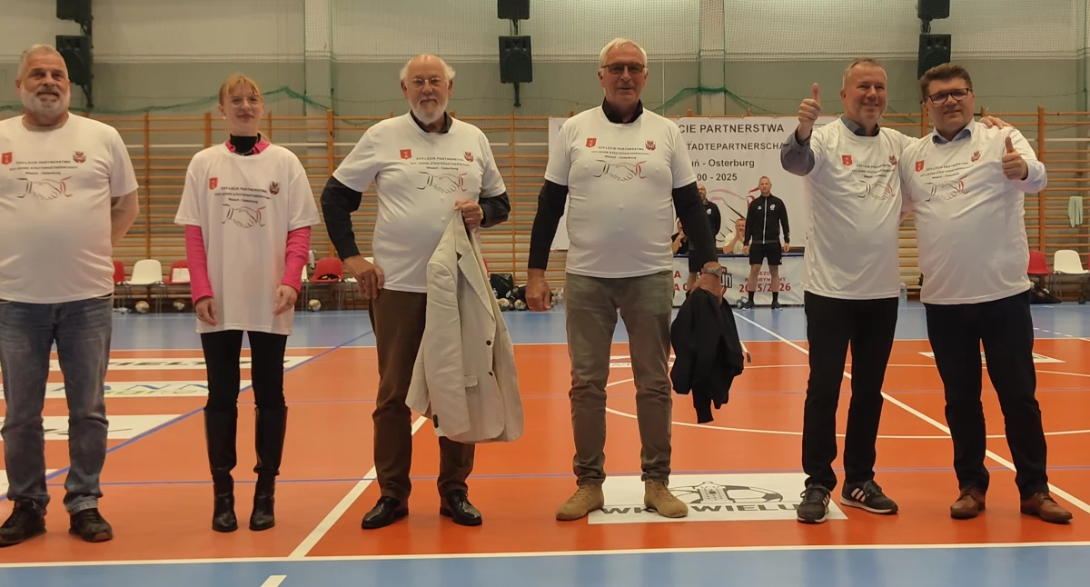 Na zdjęciu oficjele, władze samorządowe Wielunia i Osterburga, który leży w Niemczech – świętujący 25 - lecie partnerstwa miast podczas meczu piłkarzy ręcznych: MKS Wieluń vs KSSPR Końskie/fot. Łukasz Płuciennik (wszystkie)