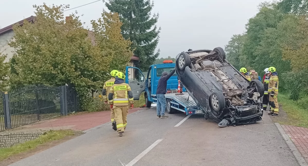 Zdjęcie z groźnie wyglądającej kolizji w Siemkowicach. Auto dachowało. Kierującej kobiecie nic się nie stało / fot.: Krzysztof Bularz