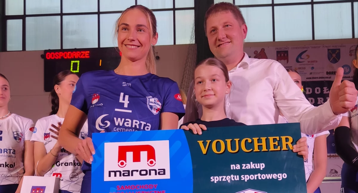 Na zdjęciu od lewej kapitan drużyny Klubu Sportowego Pajęczno – Anna Maziakowska, która z rąk jednego ze sponsorów klubu odebrała voucher na sprzęt sportowy dla zespołu podczas sobotniej prezentacji/fot. Łukasz Płuciennik (wszystkie)