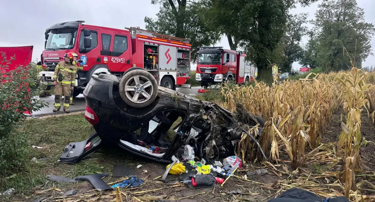 Zdjęcie z miejsca śmiertelnego wypadku w Łaniętach w powiecie kutnowskim. Nie żyje kierowca BMW / fot.: PSP Kutno