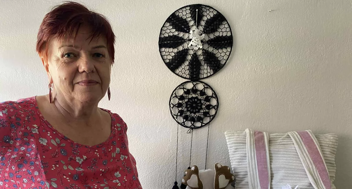 Na zdjęciu Elżbieta Wyrembak, sołtys wsi Mokrsko Pierwsze, prezentująca swoje rękodzieła/fot.: Iwona Domagała