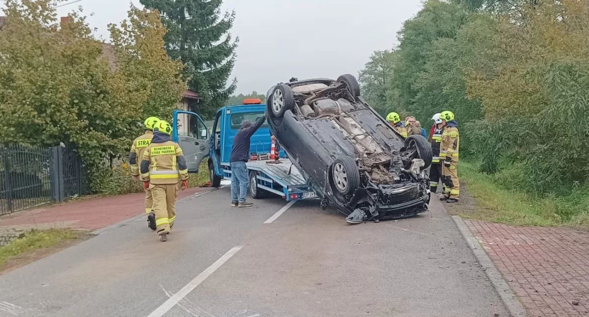 Zdjęcie z groźnie wyglądającej kolizji w Siemkowicach. Auto dachowało. Kierującej kobiecie nic się nie stało / fot.: Krzysztof Bularz