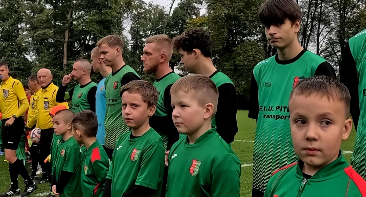 Na zdjęciu piłkarze LKSu Orion Olewin wraz ze swoimi młodszymi kolegami, którzy wyprowadzali seniorów na płytę boiska przed meczem z Korabem Łask/fot. Łukasz Płuciennik (wszystkie)