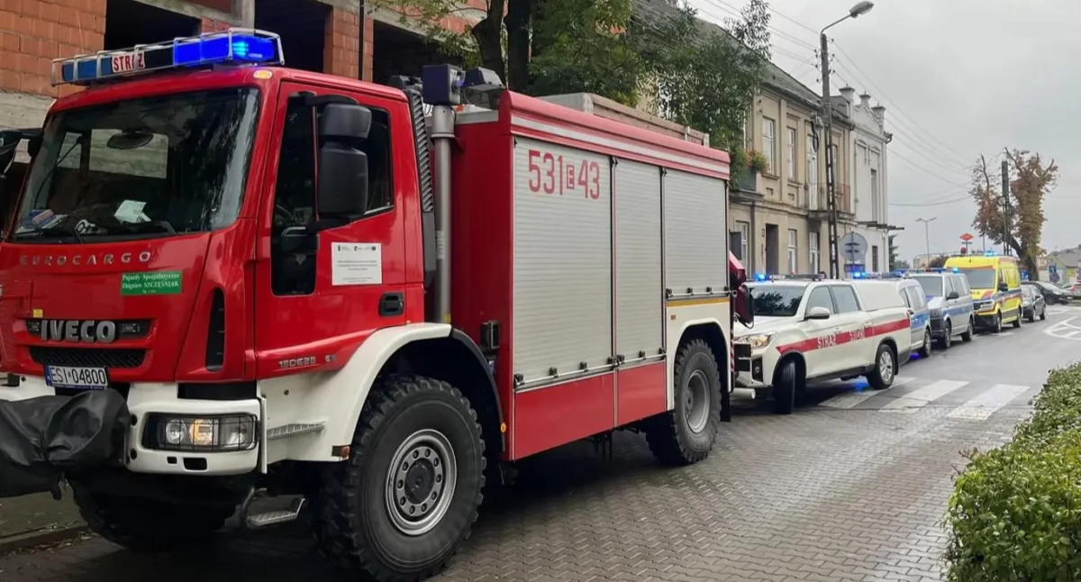 Na zdjęciu akcja ratunkowa w jednym z mieszkań w Sieradzu. Wewnątrz znaleziono ciała dwóch mężczyzn / fot.: KP PSP Sieradz