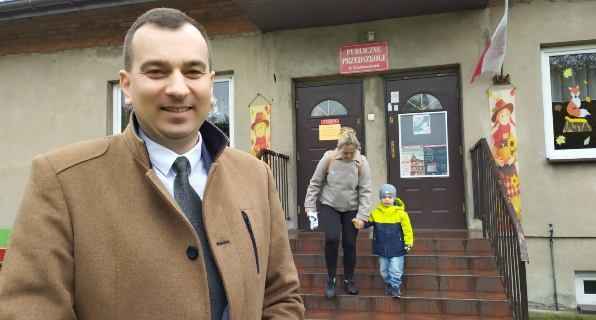 Na zdjęciu wójt gminy Siemkowice Kamil Ceglarek opowiada o nowej inwestycji przed Publicznym Przedszkolem w Siemkowicach / fot.: Joanna Major