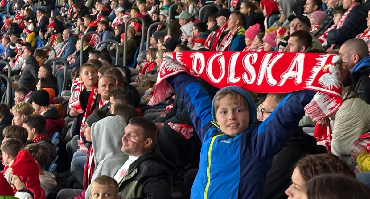 Ponad 140 dzieci i młodzież wraz z rodzicami jak na załączonym zdjęciu dopingowało wczoraj w Chorzowie reprezentację Polski w piłce nożnej za sprawą wyjazdu organizowanego przez Związek Parafialnych Klubów Sportowych Województwa Łódzkiego/fot. Aktywnie na sportowo i z kulturą 