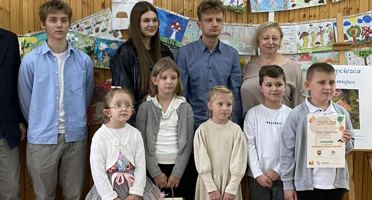 Zdjęcie z uroczystego rozdania nagród z konkursu „Grzyby znam, wiedzę o nich mam!”/fot.: Iwona Domagała