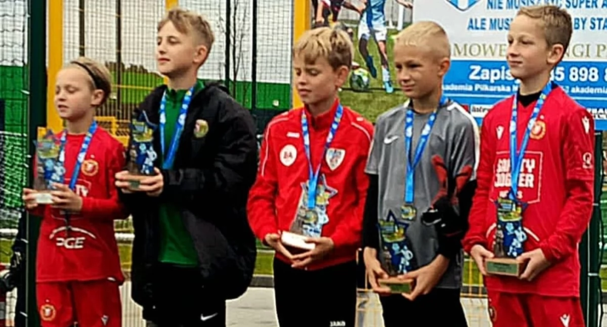 Na zdjęciu Filip Urbaniak drugi od lewej. Młody piłkarz znalazł się w gronie najlepszych graczy turnieju/fot. AP 2019 Ruda