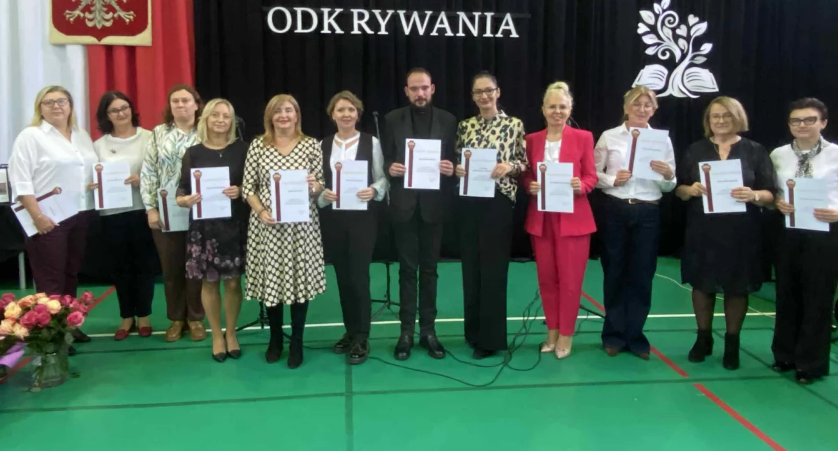 Zdjęcie z uroczystości Dnia Edukacji Narodowej w II LO w Wieluniu/fot.: Iwona Domagała