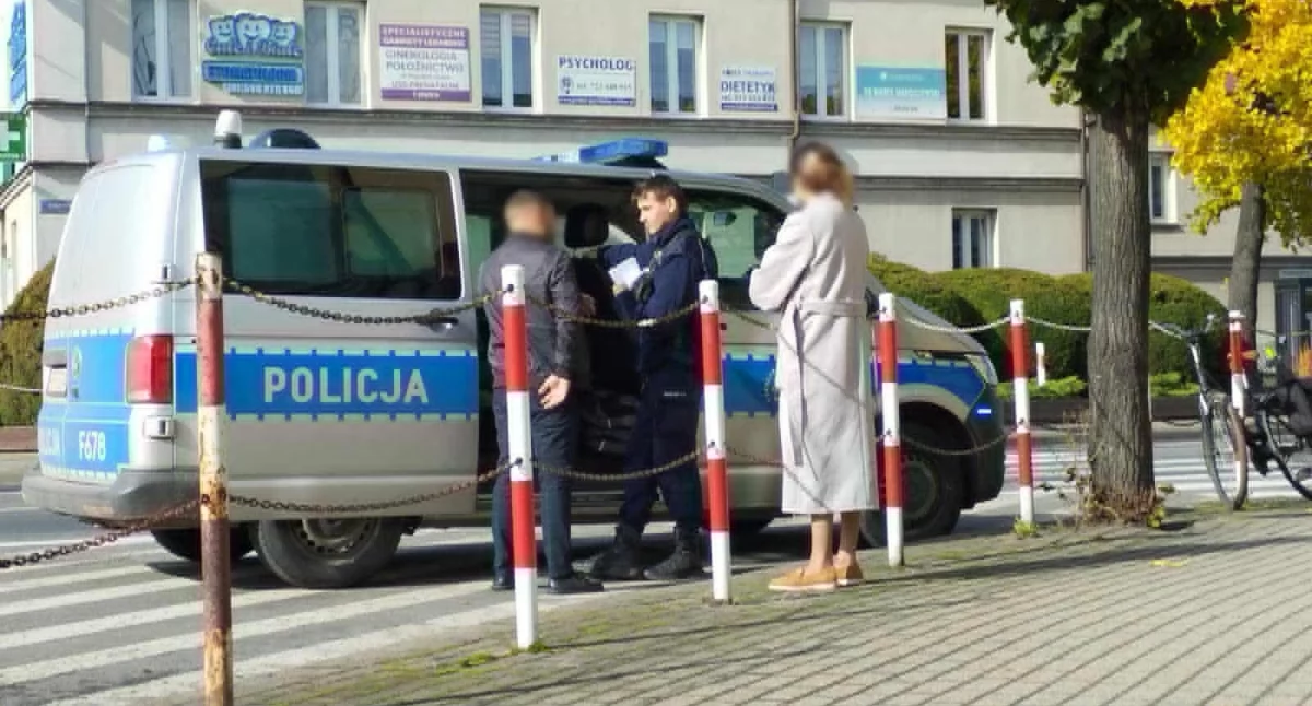 Na zdjęciu interwencja policji w sprawie kradzieży butów ze sklepu przy ulicy Sieradzkiej w Wieluniu / fot.: Joanna Major